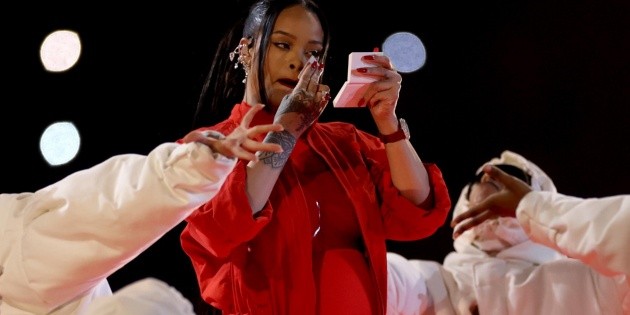  Super Bowl 2023: Rihanna aprovecha el show del medio tiempo para promocionar su marca de maquillaje