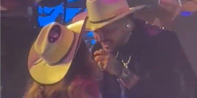  Christian Nodal: ¿Y Cazzu? El cantante le canta al oído a una mujer en pleno concierto (VIDEO)