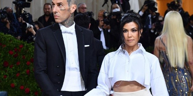  Kourtney Kardashian: Travis Barker enloquece con el nuevo look de su esposa