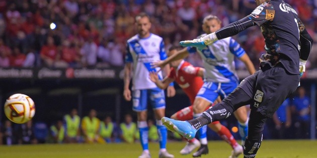  Tiago Volpi: Así fue el gol del portero de Toluca ante el Puebla (VIDEO)