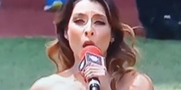  María León: ¡Se le olvidó! La cantante de Jalisco se equivoca en el Himno Nacional en el México City Series