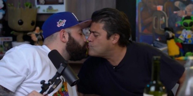  Burro Van Rankin se pasa de copas y besa a un hombre en vivo