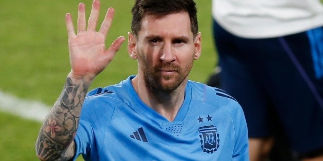  Lionel Messi: Fan chino abraza al argentino y es vetado de estadios por un año